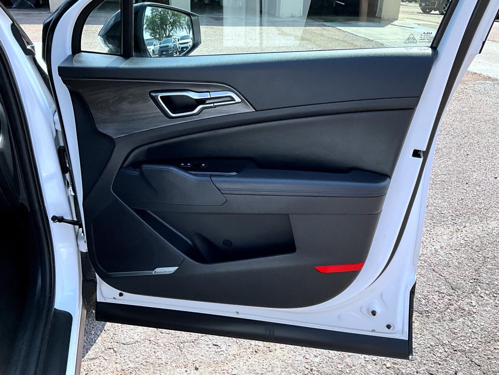 Used 2025 White Kia X-Pro Prestige image 17