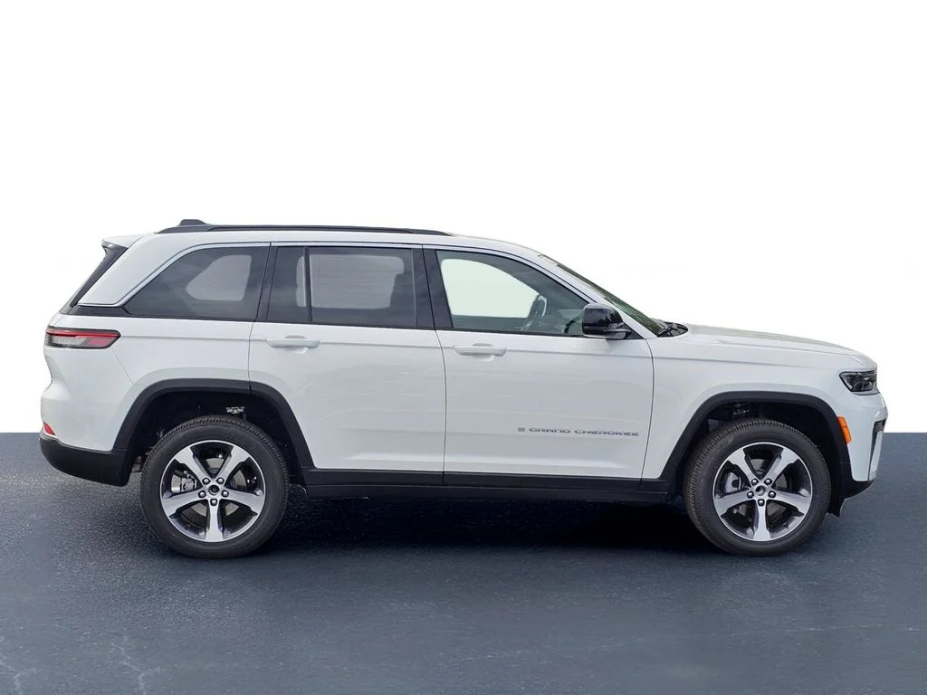 New 2026 Bright White Clear-Coat Exterior Paint Jeep Limited image 7