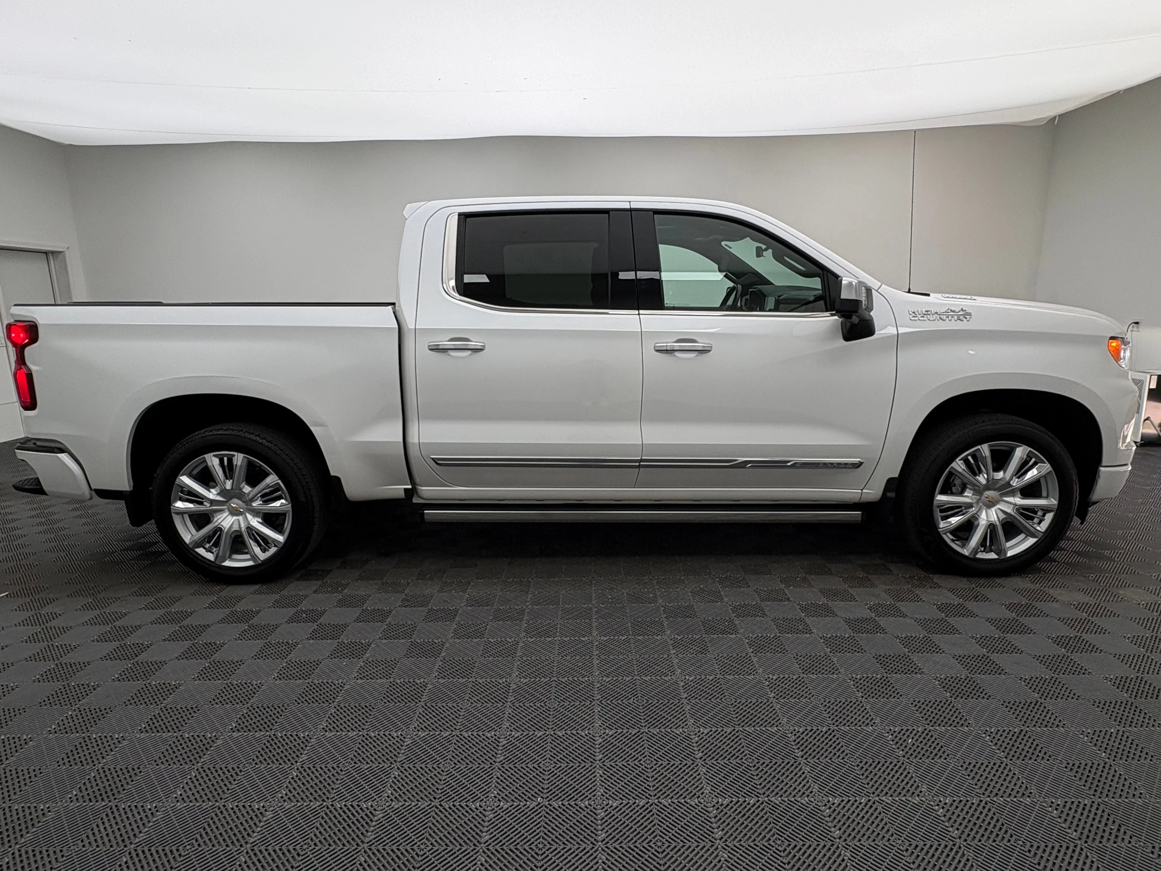 Used 2023 IRIDESCENT PEARL TRICOAT Chevrolet High Country image 8