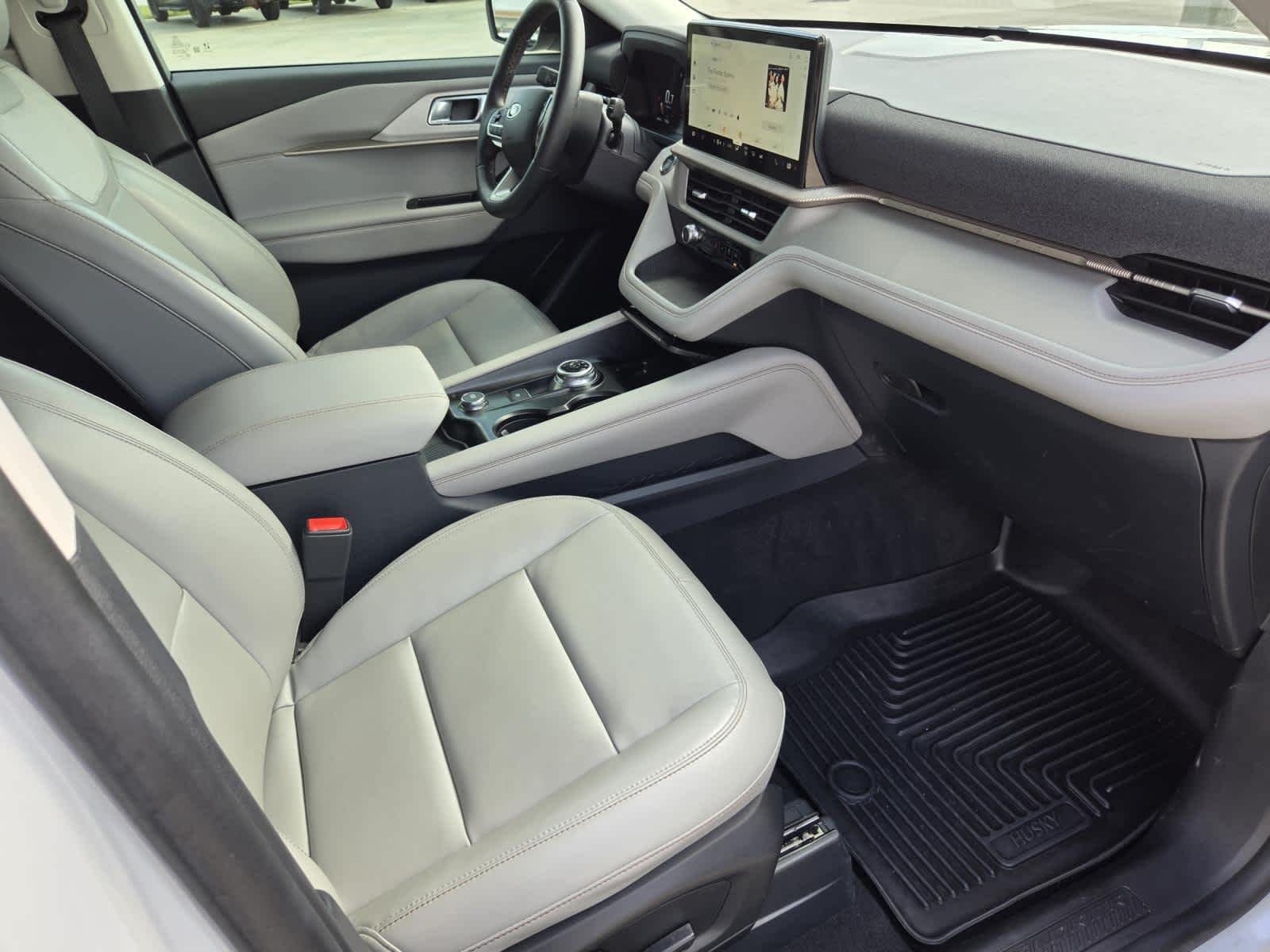 Used 2025 Space White Metallic Ford Active image 8