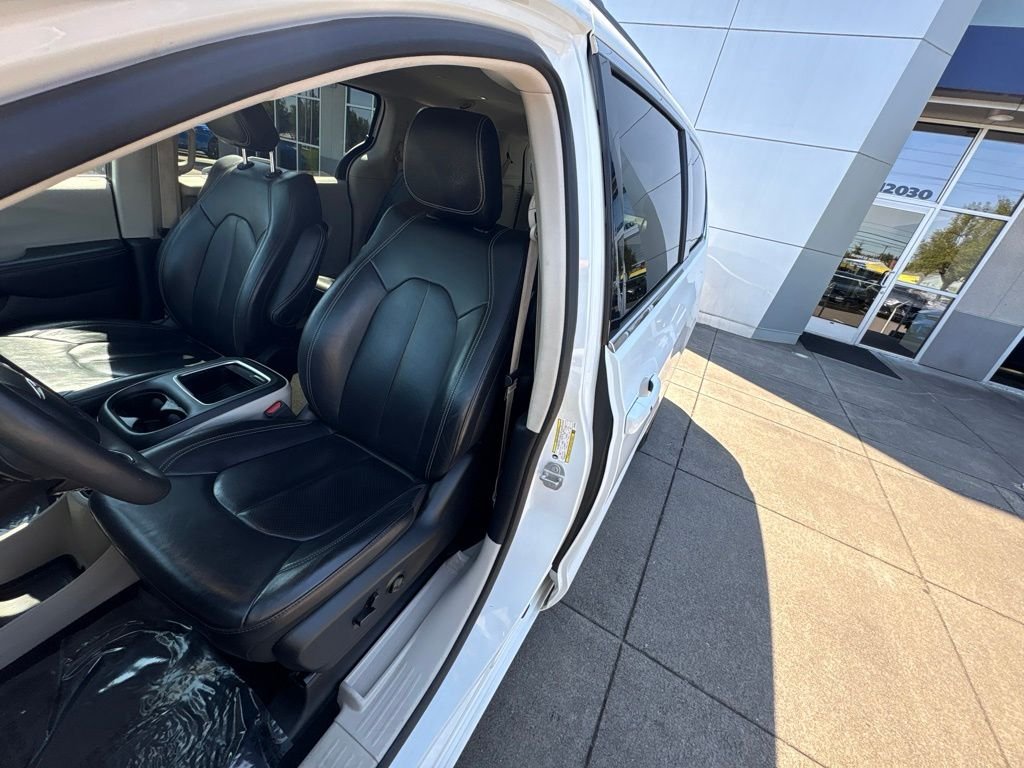 Used 2022 White Chrysler Touring L image 12