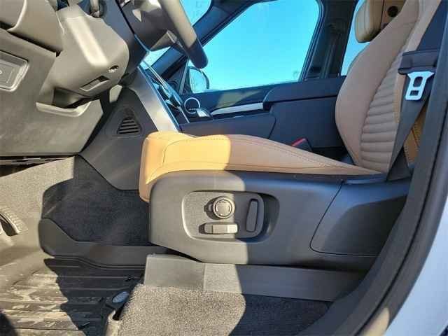 Used 2025 White Land Rover Dynamic se image 15