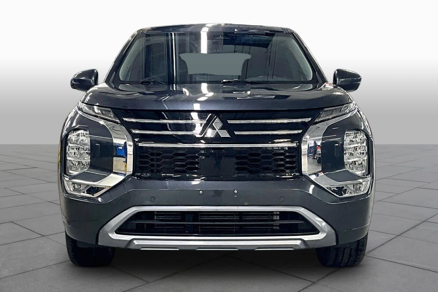Used 2025 Graphite Gray Mitsubishi SE image 4