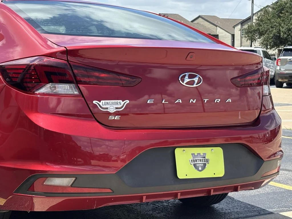 Used 2020 Red Hyundai SE image 9