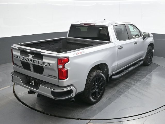 Used 2022 Silver Chevrolet Custom image 17