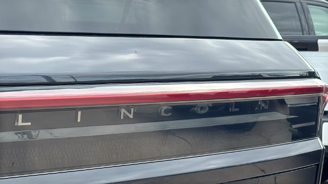 Used 2025 Gray Lincoln Reserve image 11