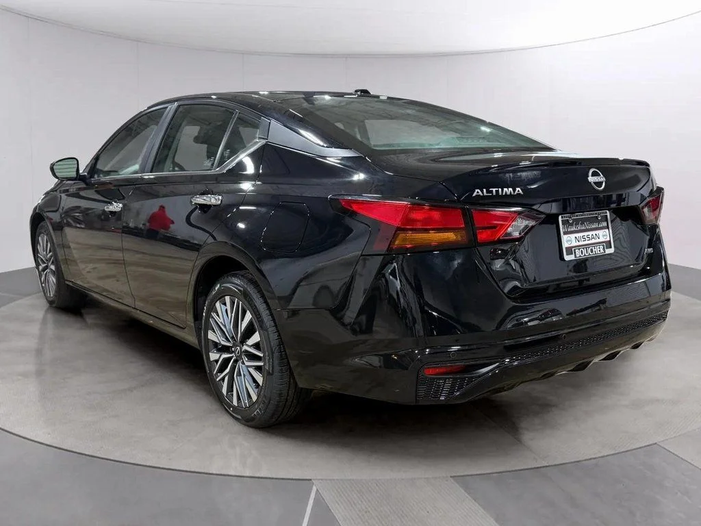 Certified Used 2025 Super Black Nissan 2.5 SV image 5