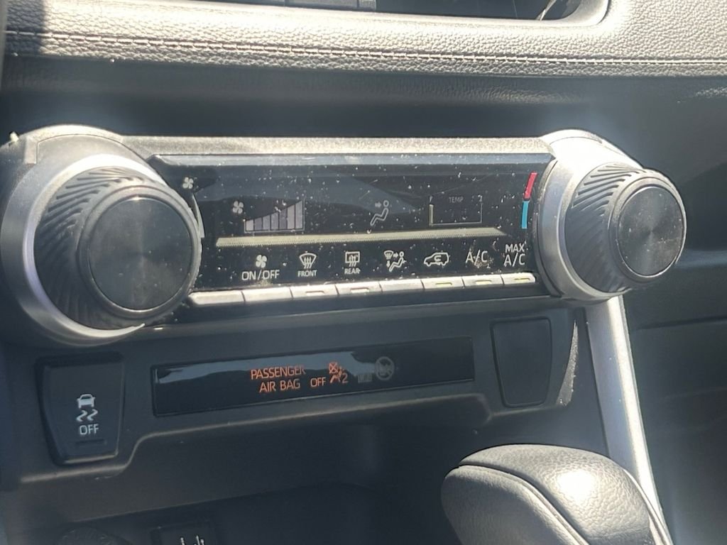 Used 2019 White Toyota LE image 21