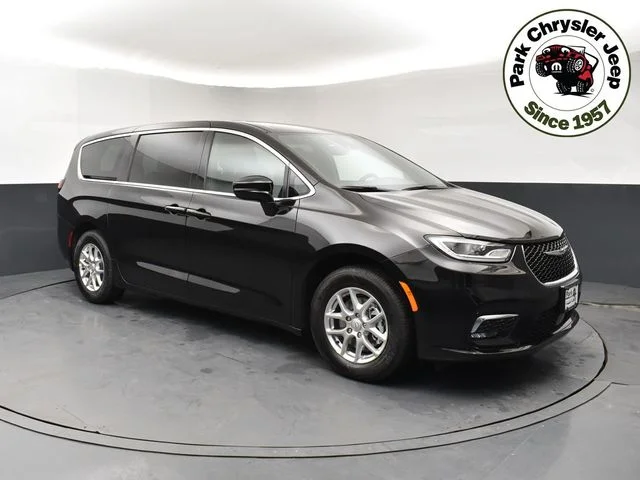 2026 Chrysler Pacifica Select's photo