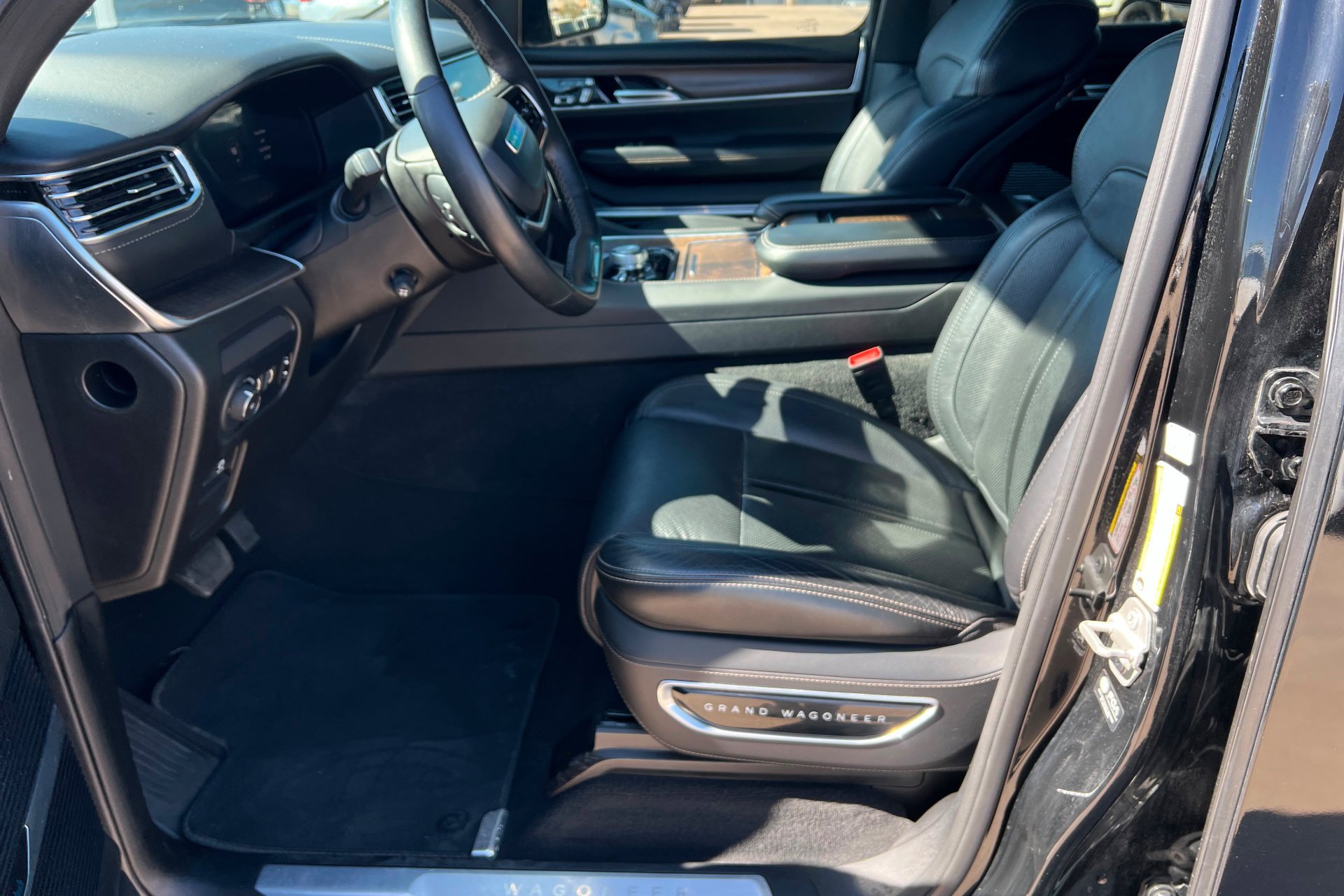 Used 2024 Diamond Black Crystal Pearlcoat Jeep Base image 18