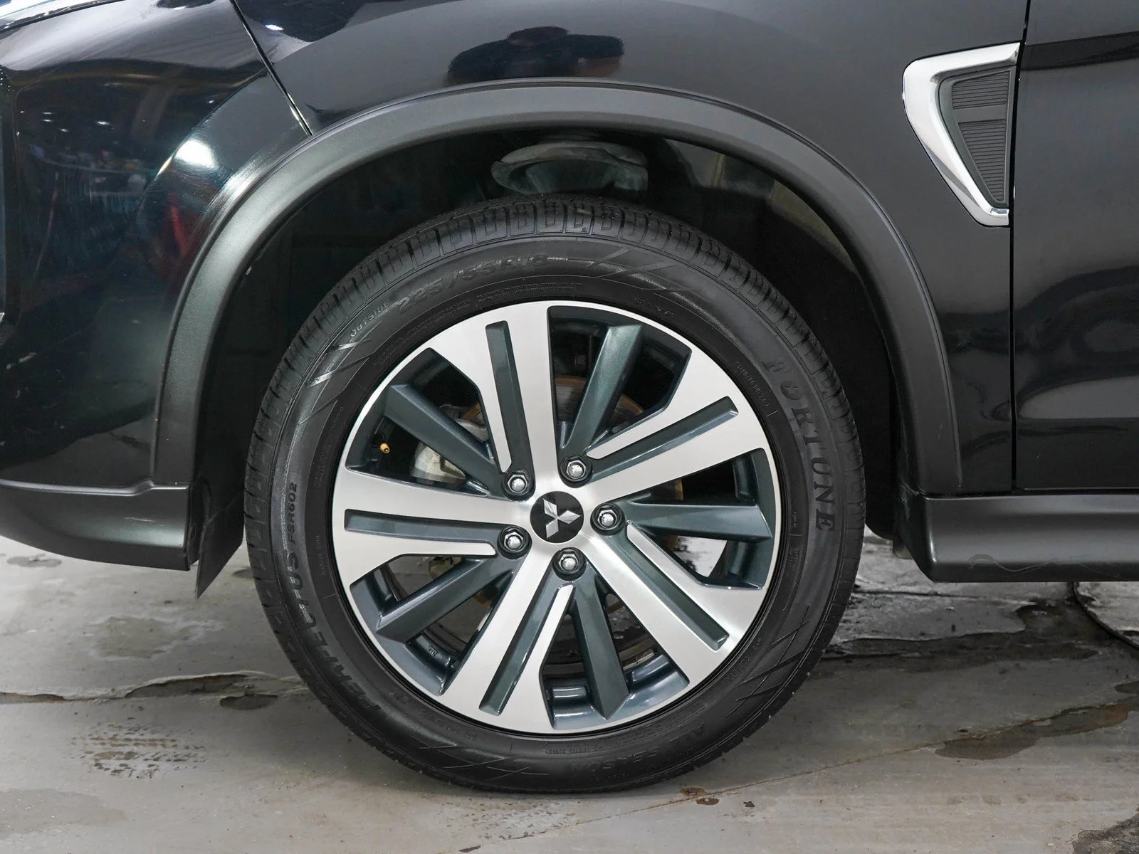 Used 2024 Black Mitsubishi SE image 27