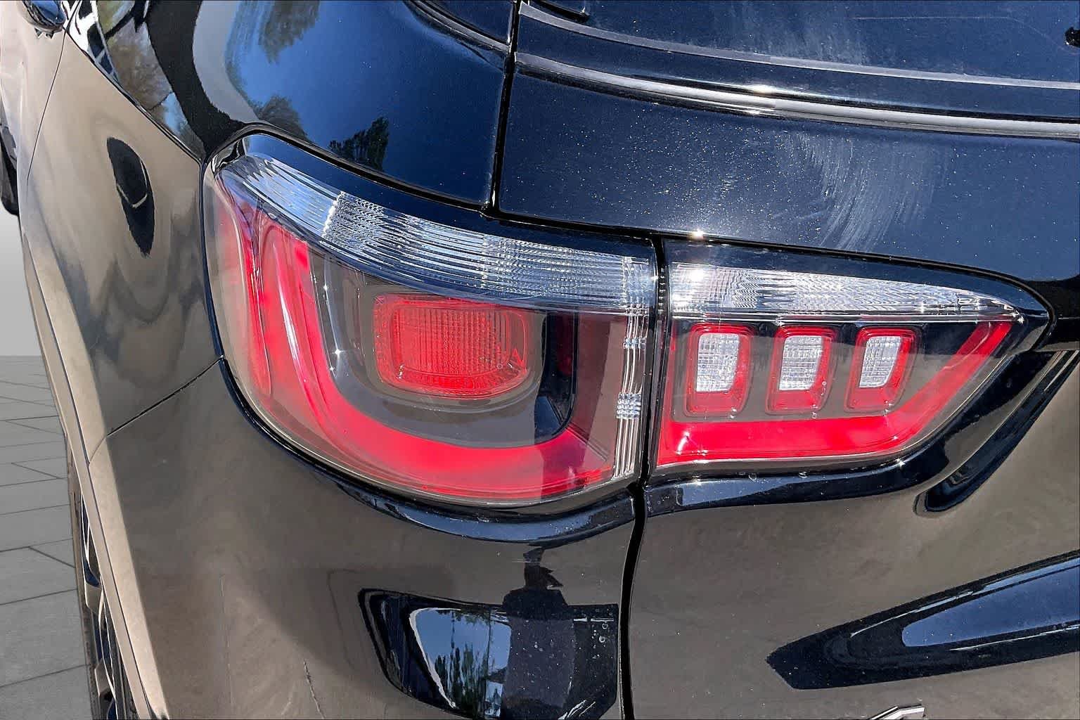 New 2026 Diamond Black Crystal Pearlcoat Jeep Latitude image 14