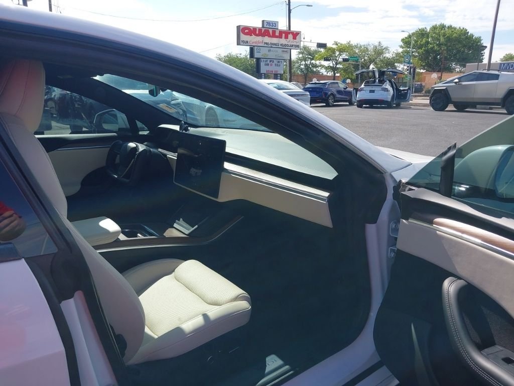 Used 2022 White Tesla Base image 23