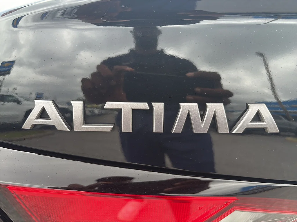 Used 2025 Super Black Nissan  image 12