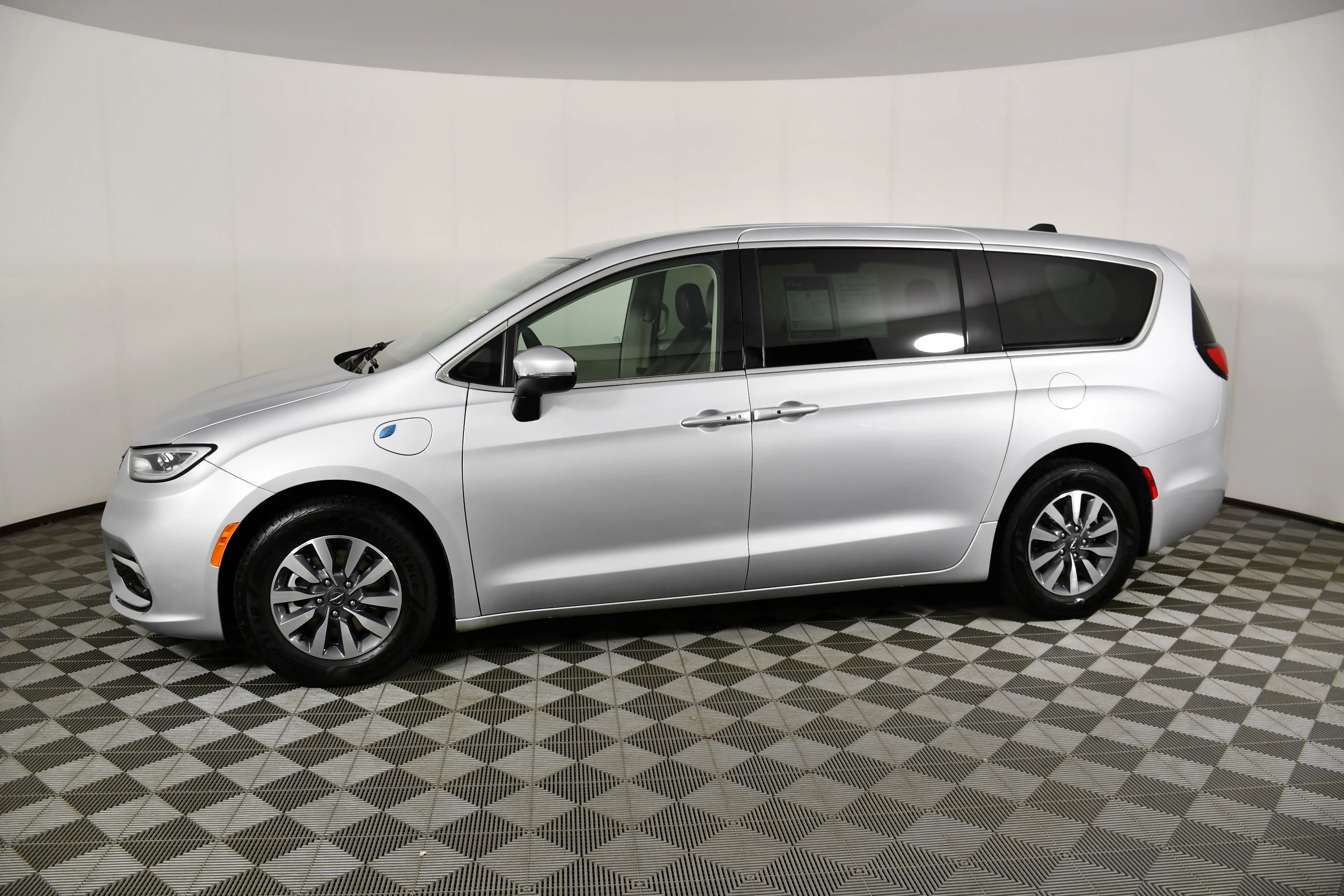 Used 2023 Silver Mist Clearcoat Chrysler Hybrid Touring L image 9