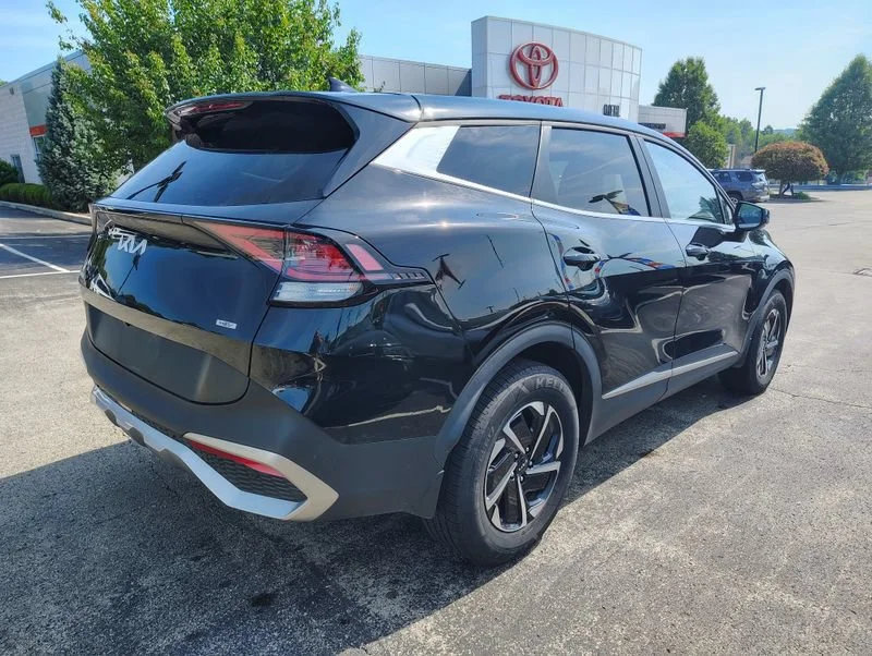 Used 2023 Black Kia LX image 4