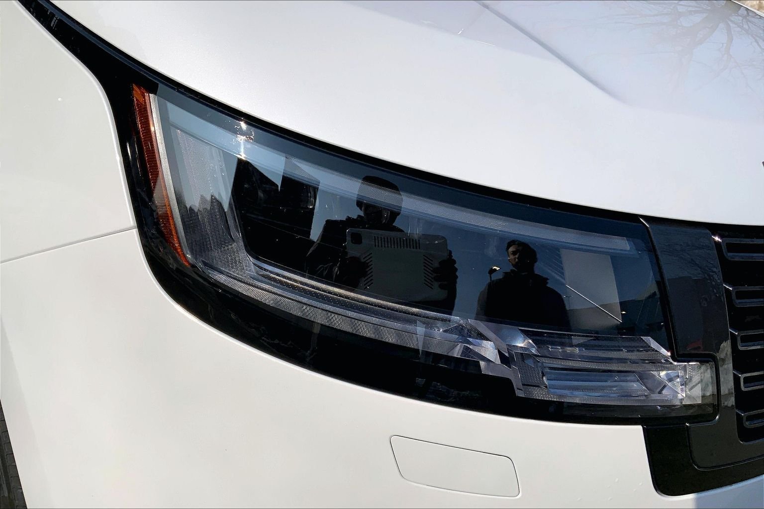 New 2026 Ostuni Pearl White Land Rover SE image 13