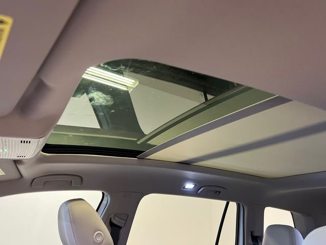 New 2026 White Volkswagen 2.0T SE w/Technology image 21