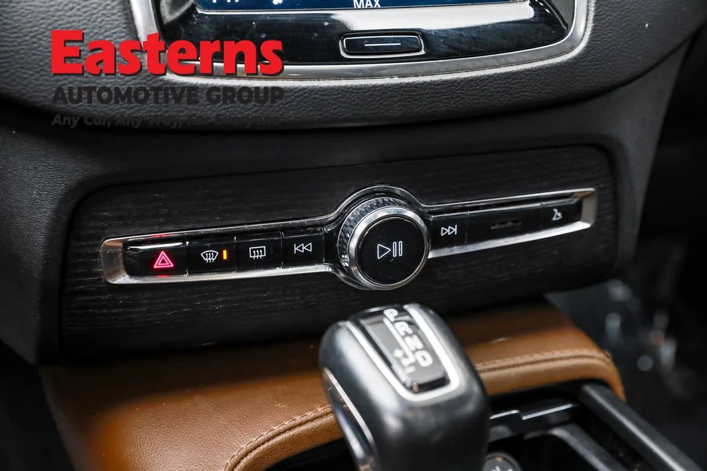 Used 2022 White Volvo T6 Inscription image 19