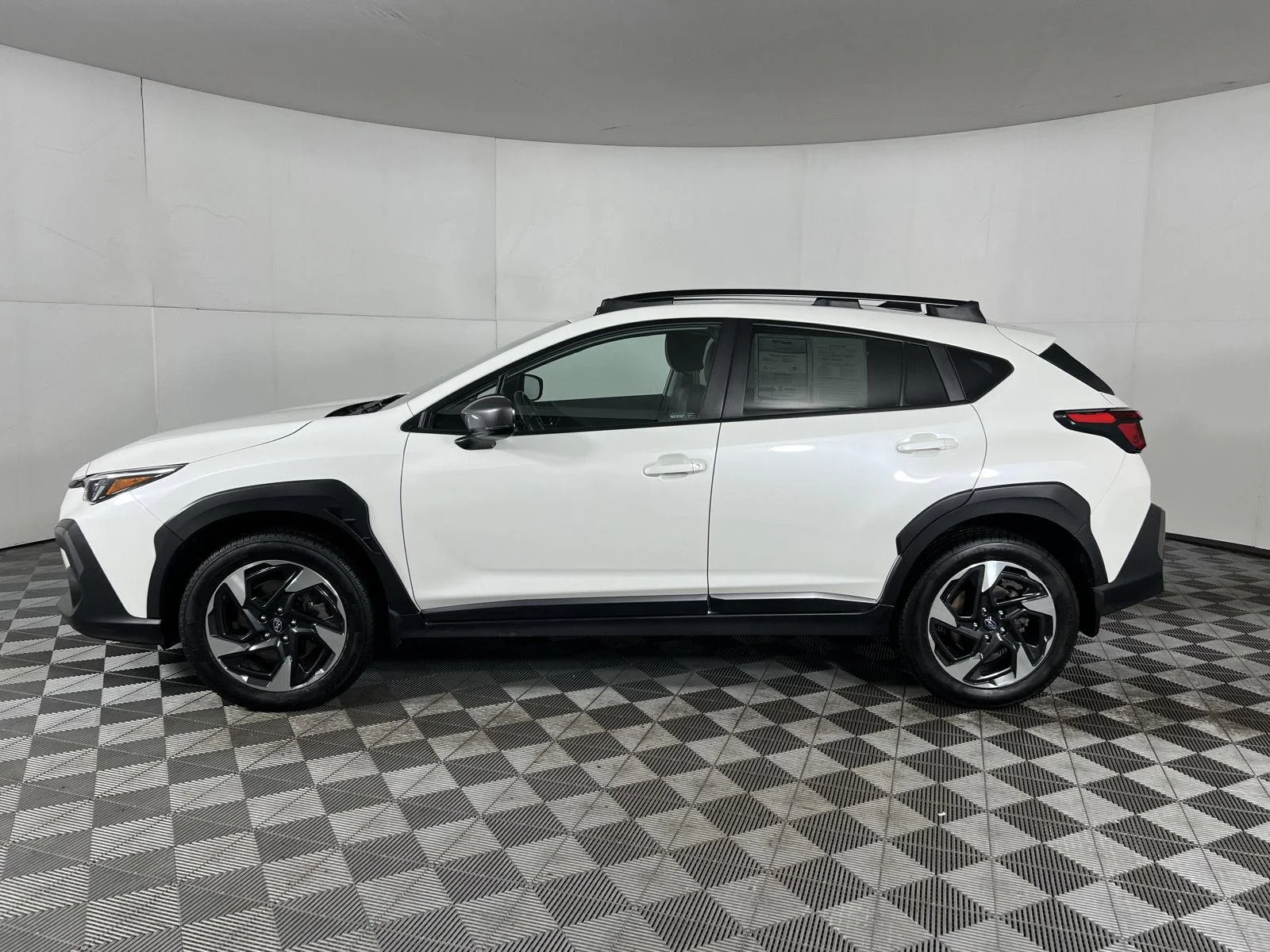 Used 2024 Crystal White Pearl Subaru Limited image 15