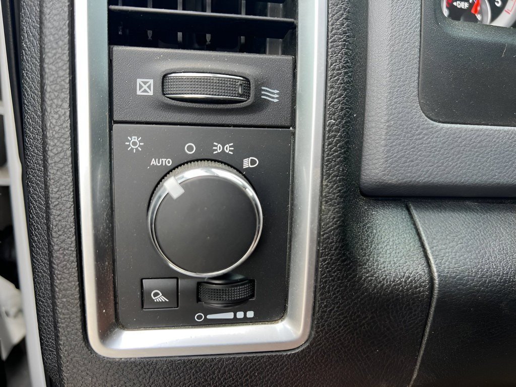 Used 2014 Bright White Clearcoat Ram SLT image 27