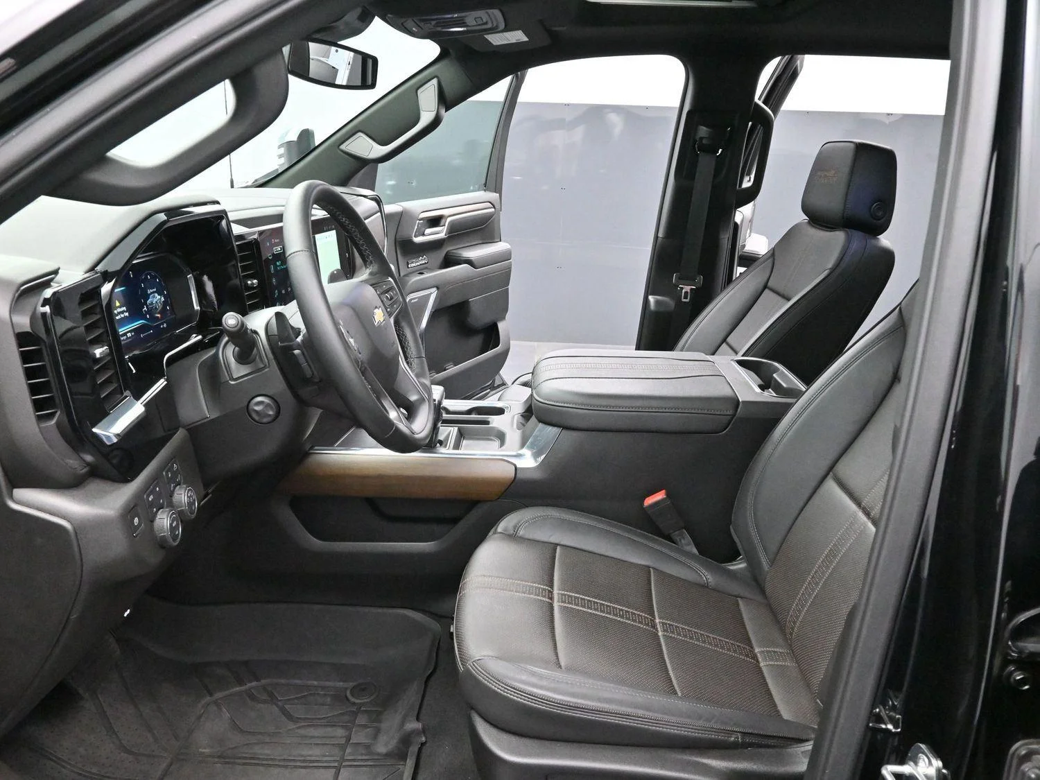 Used 2024 Black Chevrolet High Country image 13