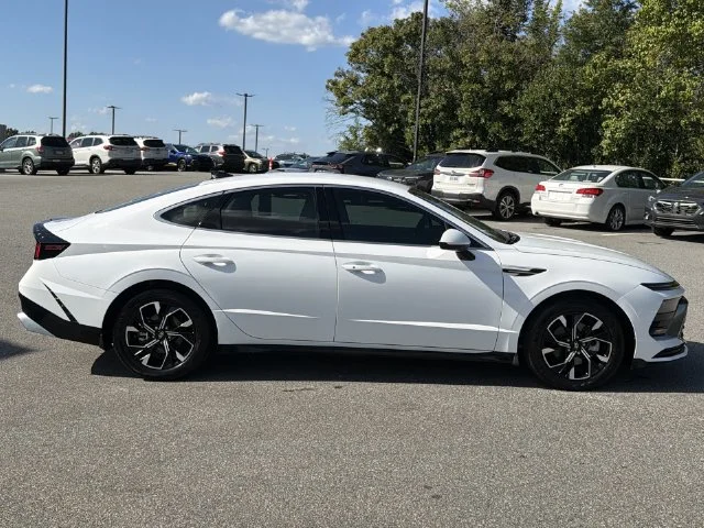 Used 2025 White Hyundai SEL image 14
