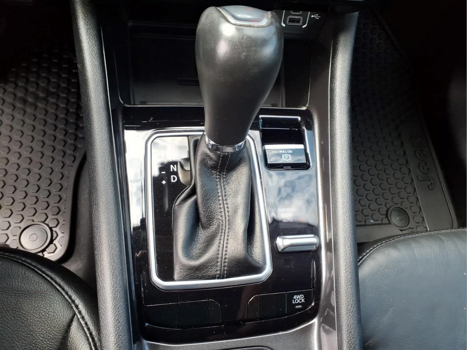 Used 2022 Granite Crystal Metallic Clearcoat Jeep Latitude Lux image 19