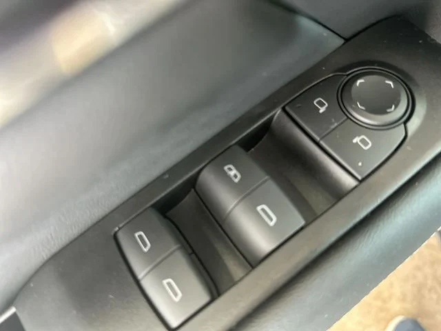 Used 2027 White GMC Elevation image 17