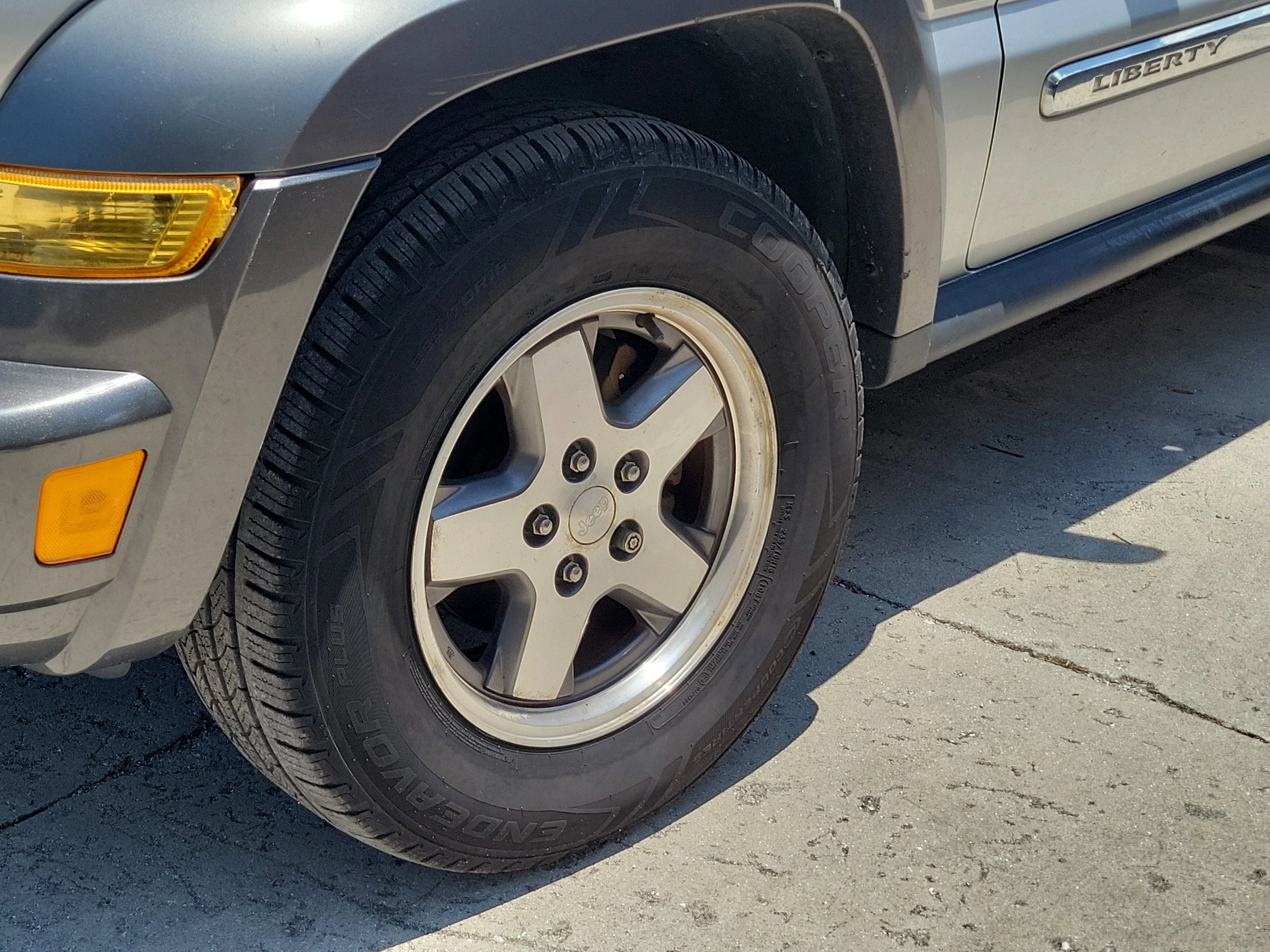 Used 2006 Bright Silver Clearcoat Metallic Jeep Sport image 3