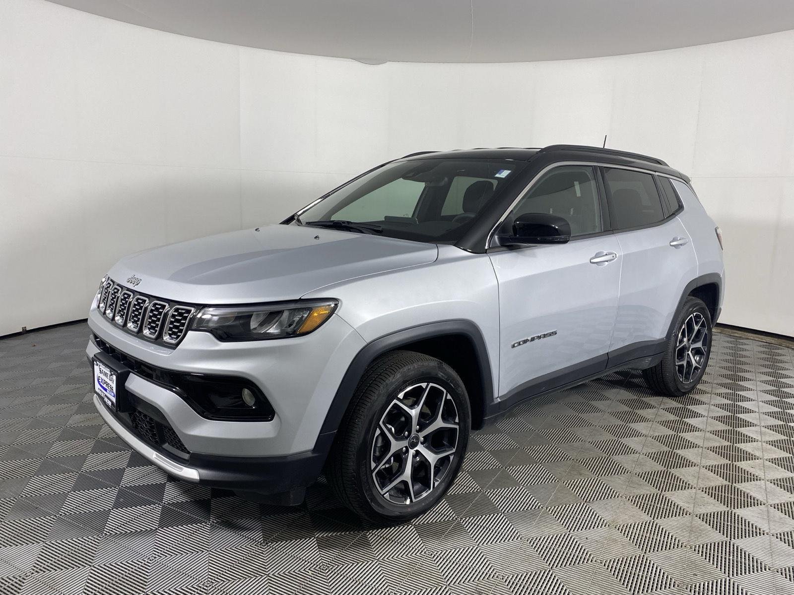 New 2026 Silver Zynith Metallic Clear-Coat Exterior Paint Jeep Limited image 4