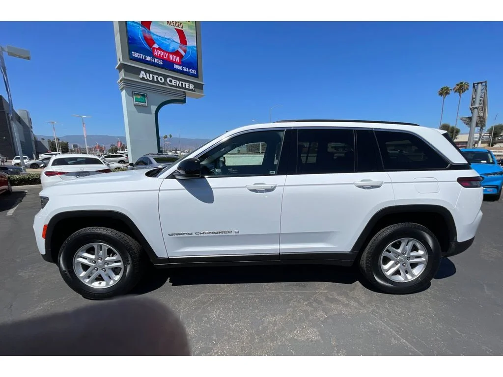 Used 2024 BRIGHT WHITE CLEARCOAT Jeep Laredo image 2