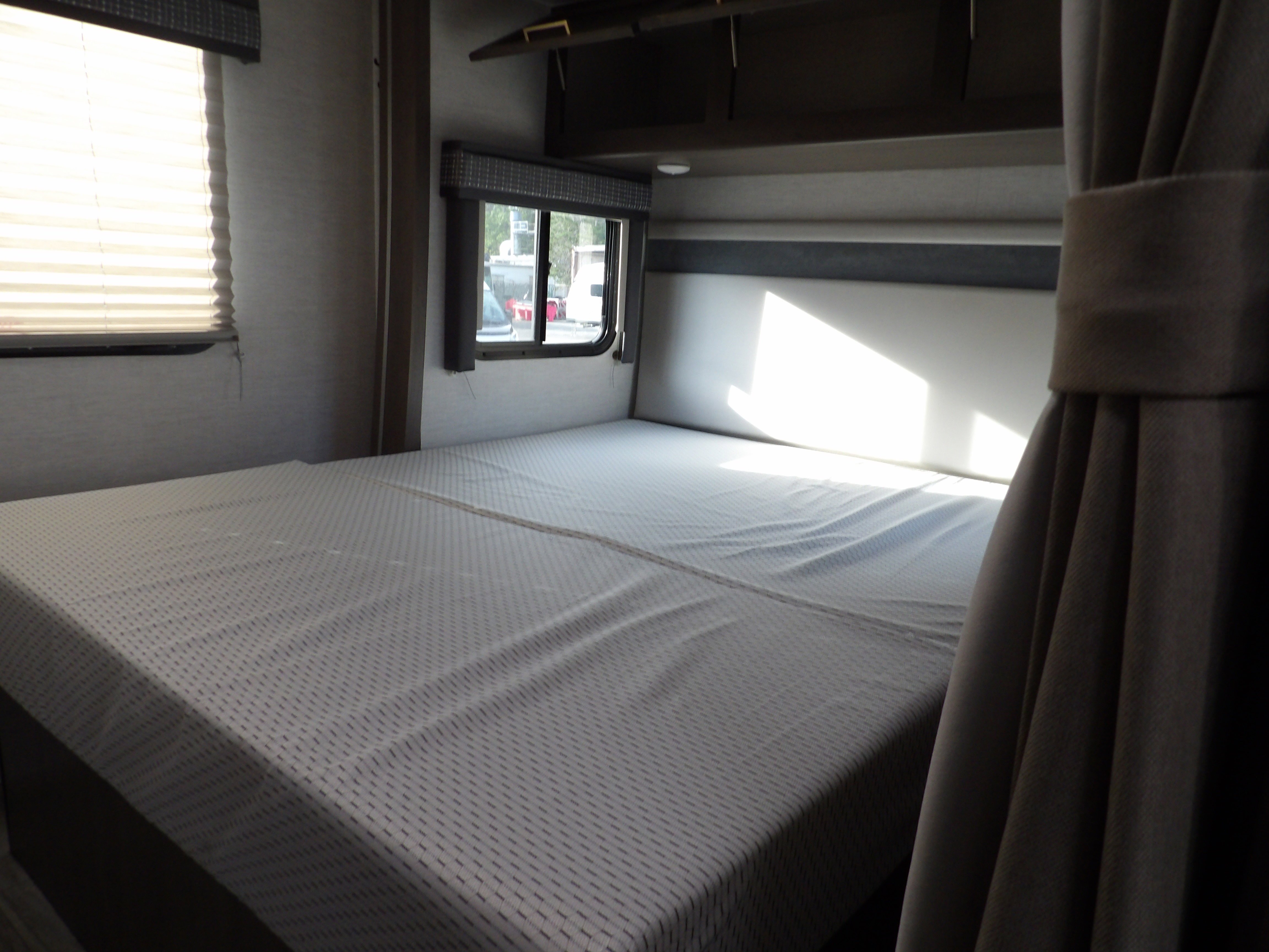 Used 2024 Summit White Thor M22B image 14