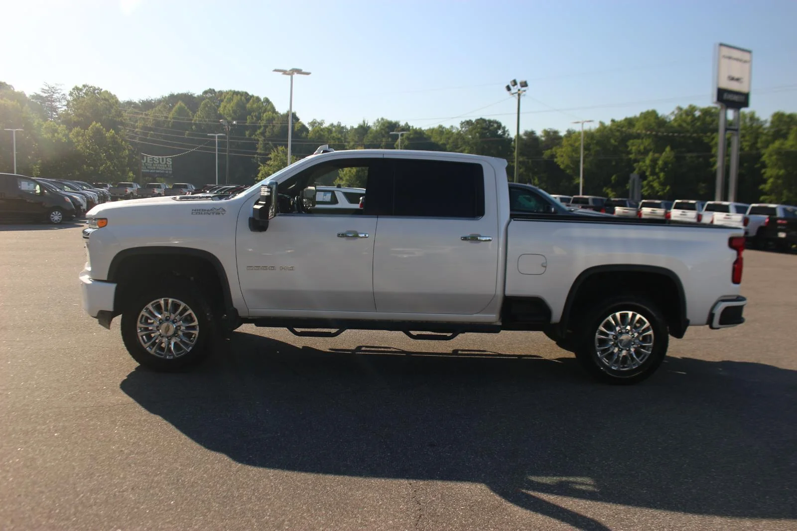 Used 2021 IRIDESCENT PEARL TRICOAT Chevrolet High Country image 5