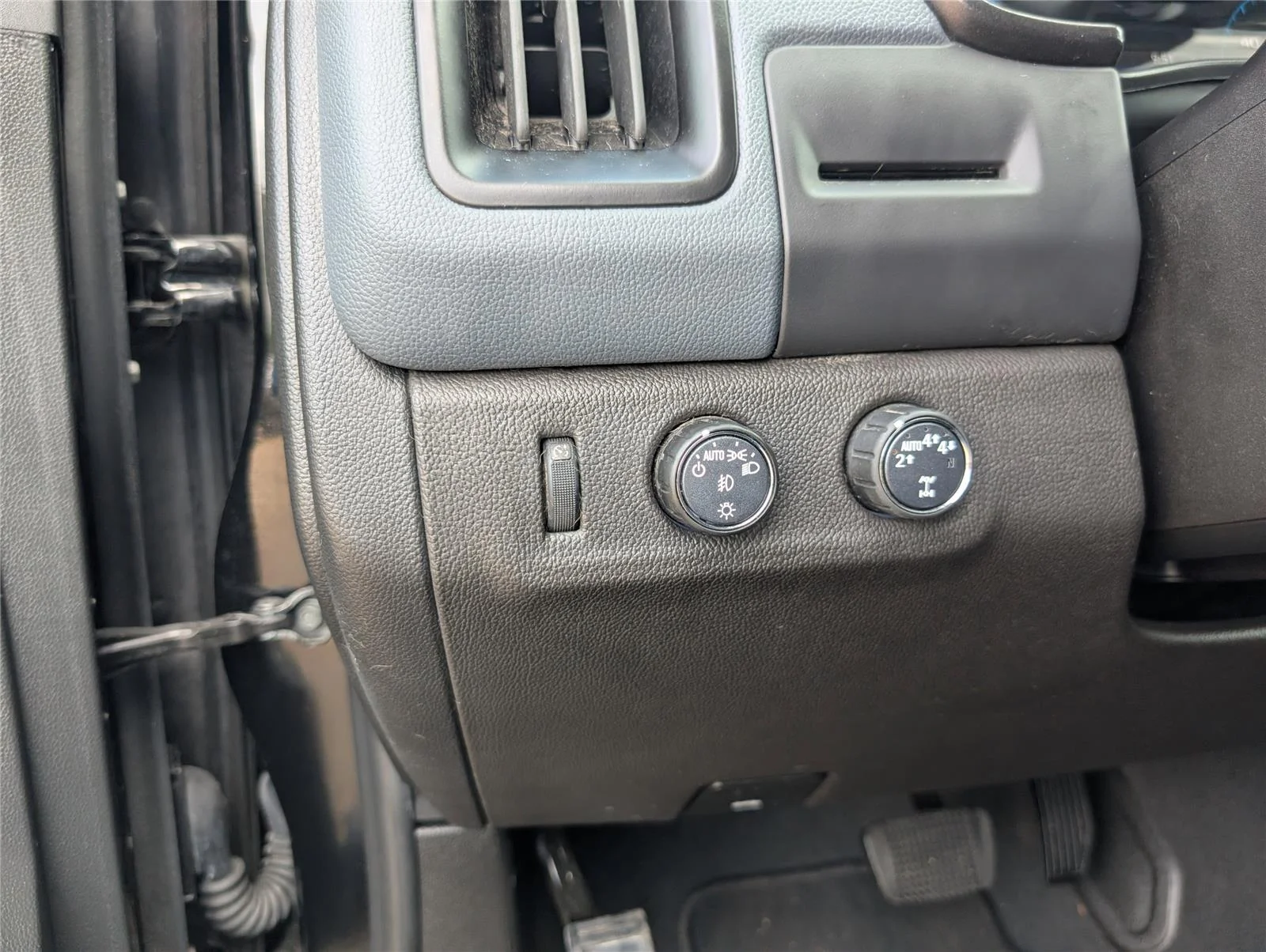 Used 2022 Black Chevrolet Z71 image 28