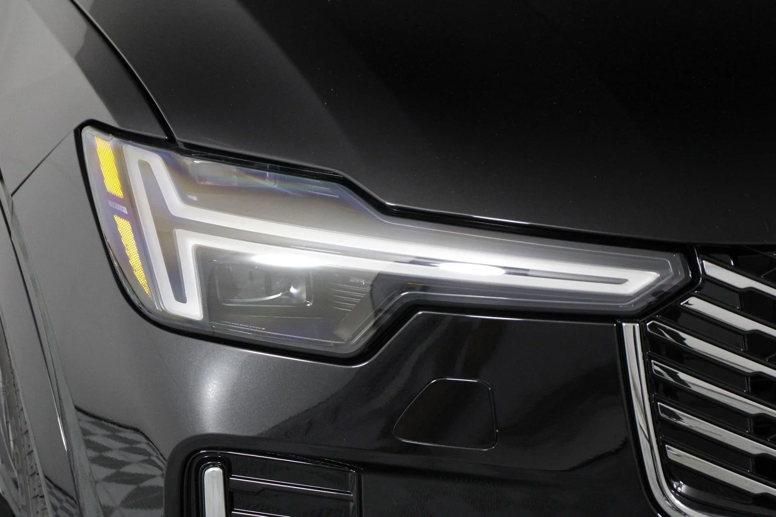 New 2026 Black Volvo B6 Plus 7-Seater image 14