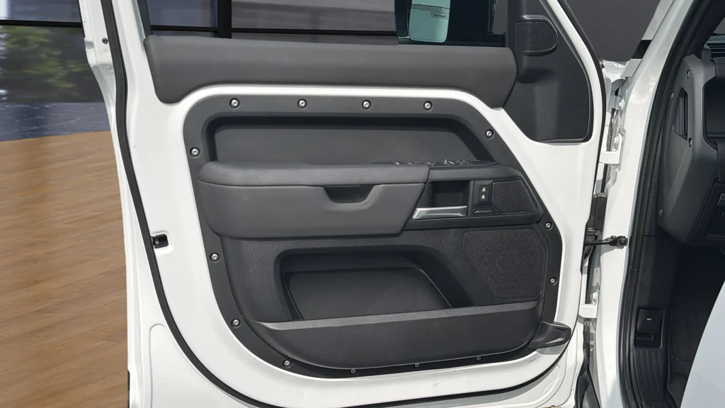 Used 2025 White Land Rover S image 21