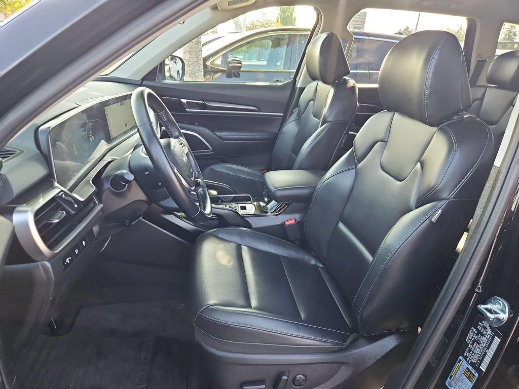 Used 2024 Black Kia S image 21