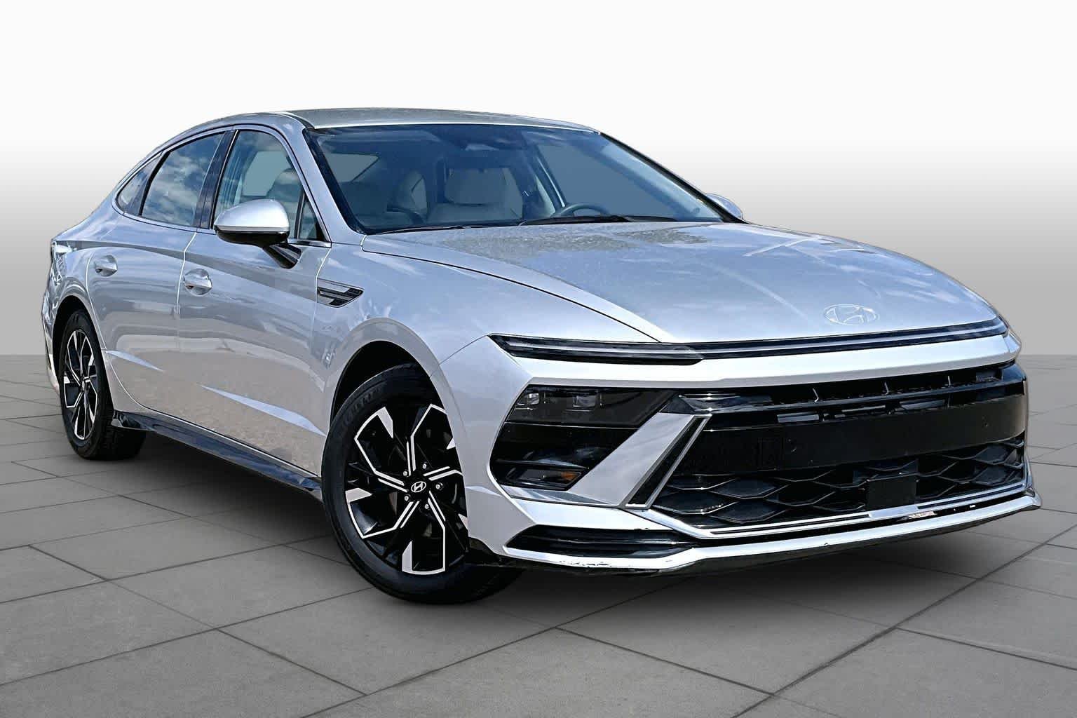 Used 2025 Aero Silver Hyundai SEL image 3