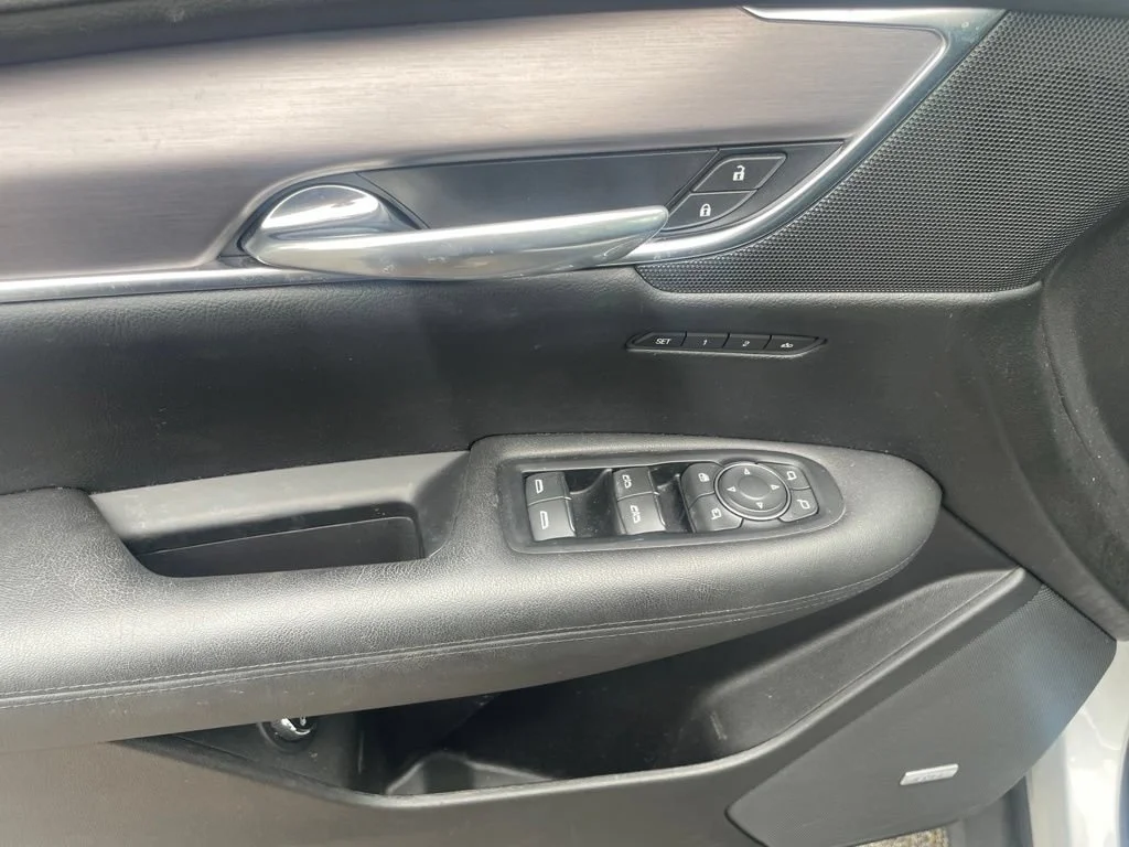 Used 2017 RADIANT SILVER METALLIC Cadillac Luxury FWD image 19