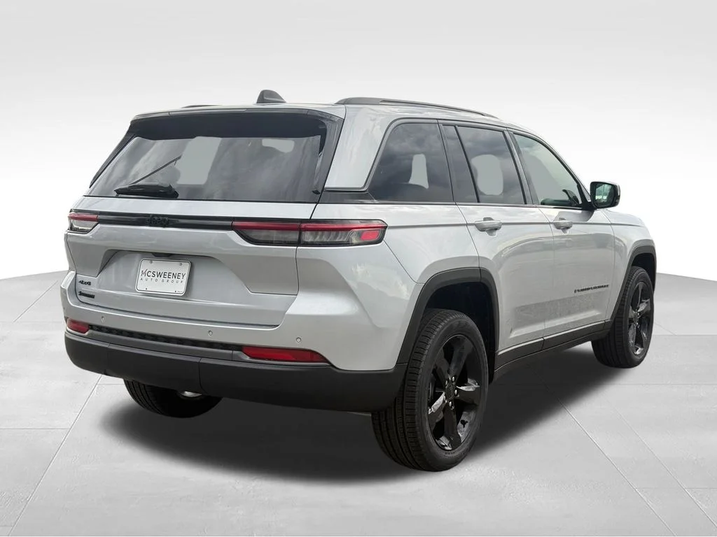 New 2026 Silver Zynith Exterior Paint Jeep Limited image 28