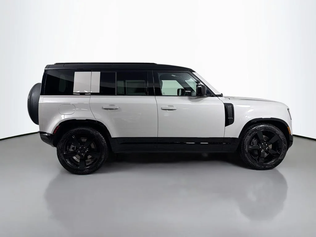 New 2026 Borasco Grey Metallic Land Rover X-Dynamic SE image 4