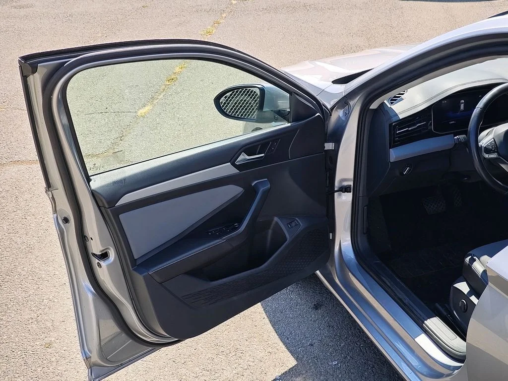 2025 Volkswagen Jetta SE - Photo 11
