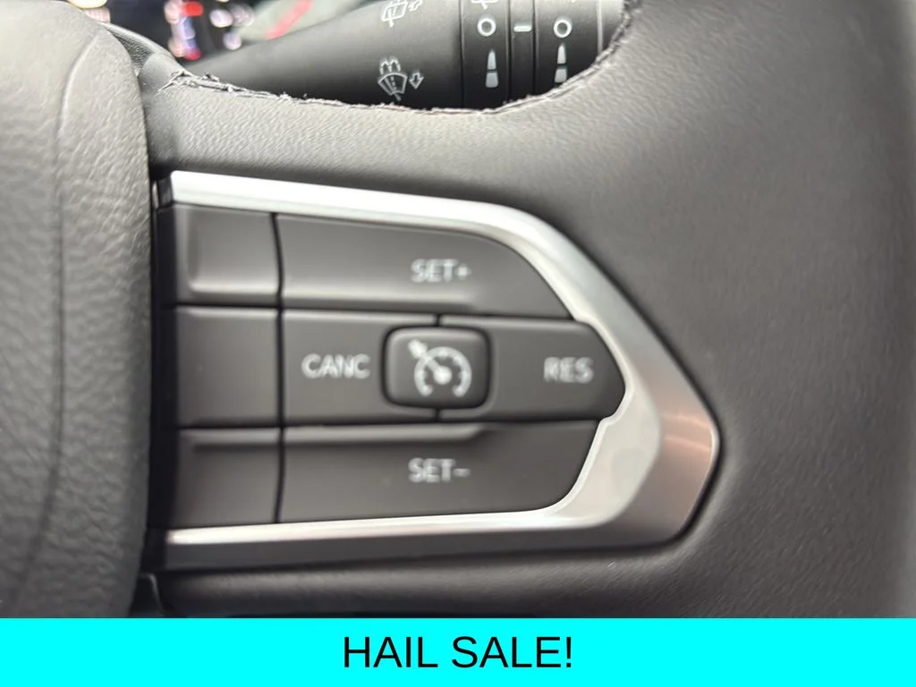 New 2026 Diamond Black Crystal Pearlcoat Jeep Latitude image 18