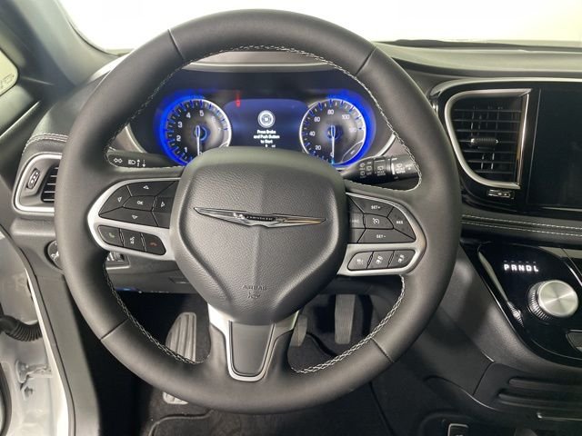 New 2026 Bright White Clear-Coat Exterior Paint Chrysler Select image 23