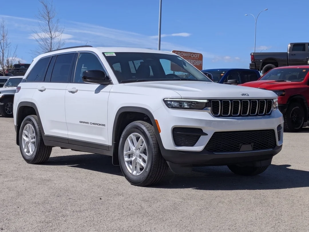 New 2026 White Jeep Laredo - - 4x4 - Classic Theme - 8.4-inch Touchscreen - Heated Seats & Steering Wheel & More! image 2