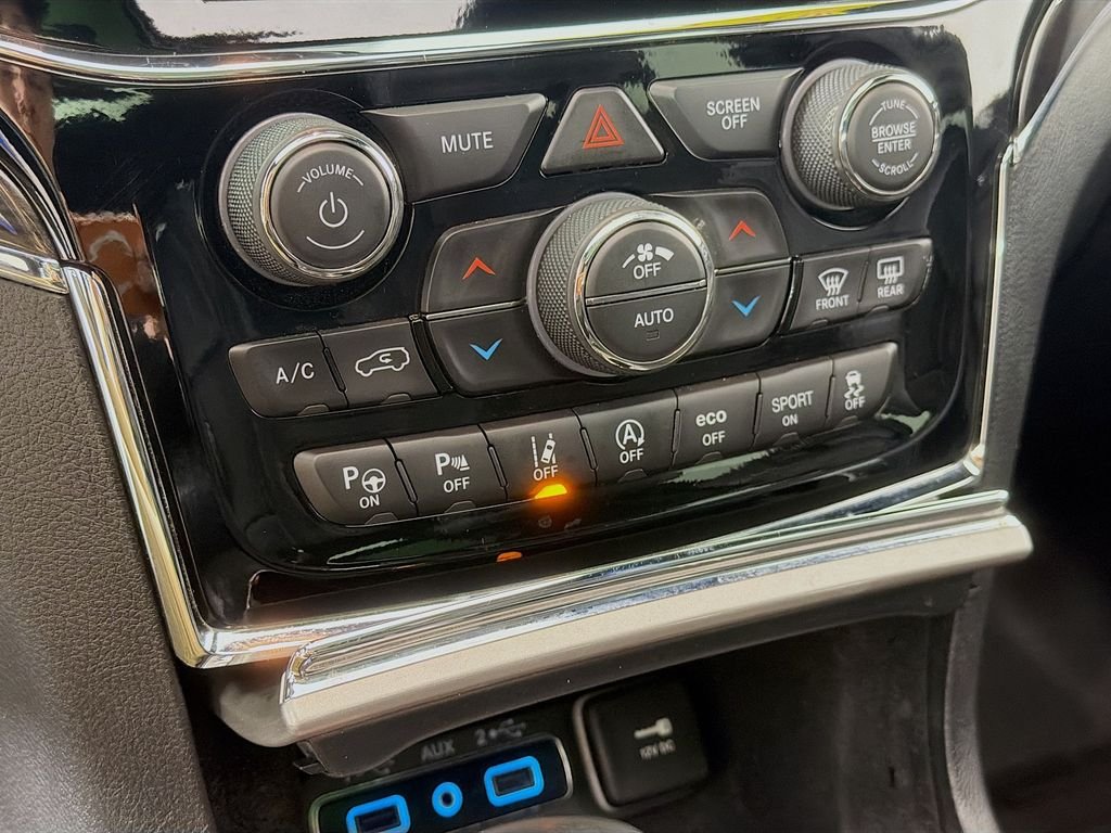 Used 2019 Ivory 3-Coat Jeep Overland image 16