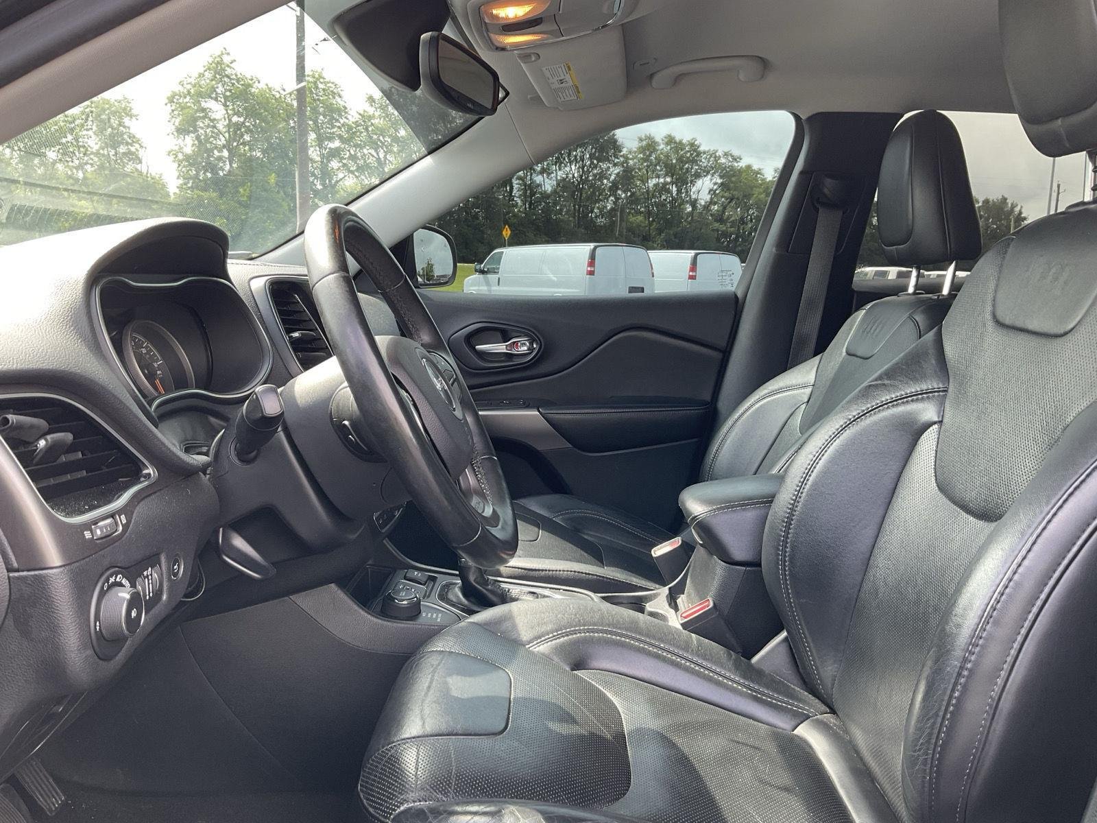 Used 2019 Diamond Black Crystal Pearlcoat Jeep Limited image 7