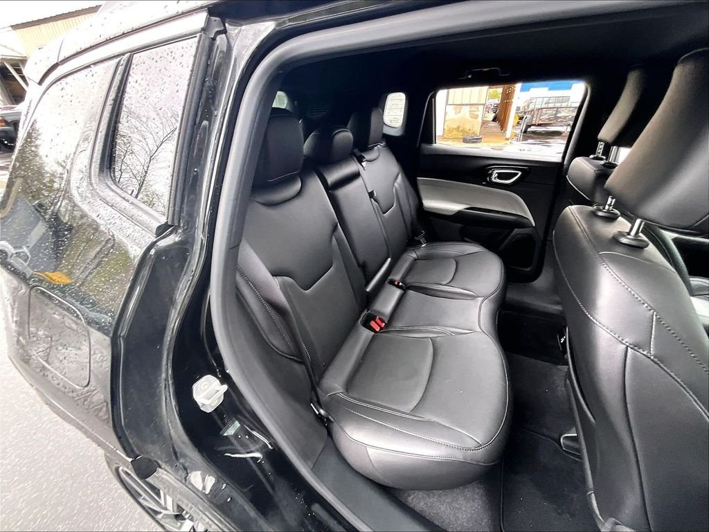 Used 2025 Diamond Black Crystal Pearlcoat Jeep Limited image 16