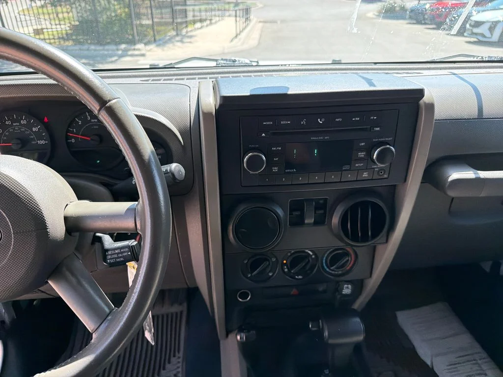 Used 2009 White Jeep X image 24